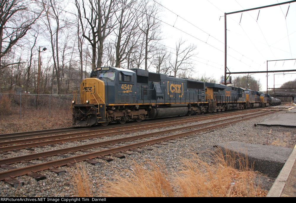 CSX 4547 leads a 4 unit M404